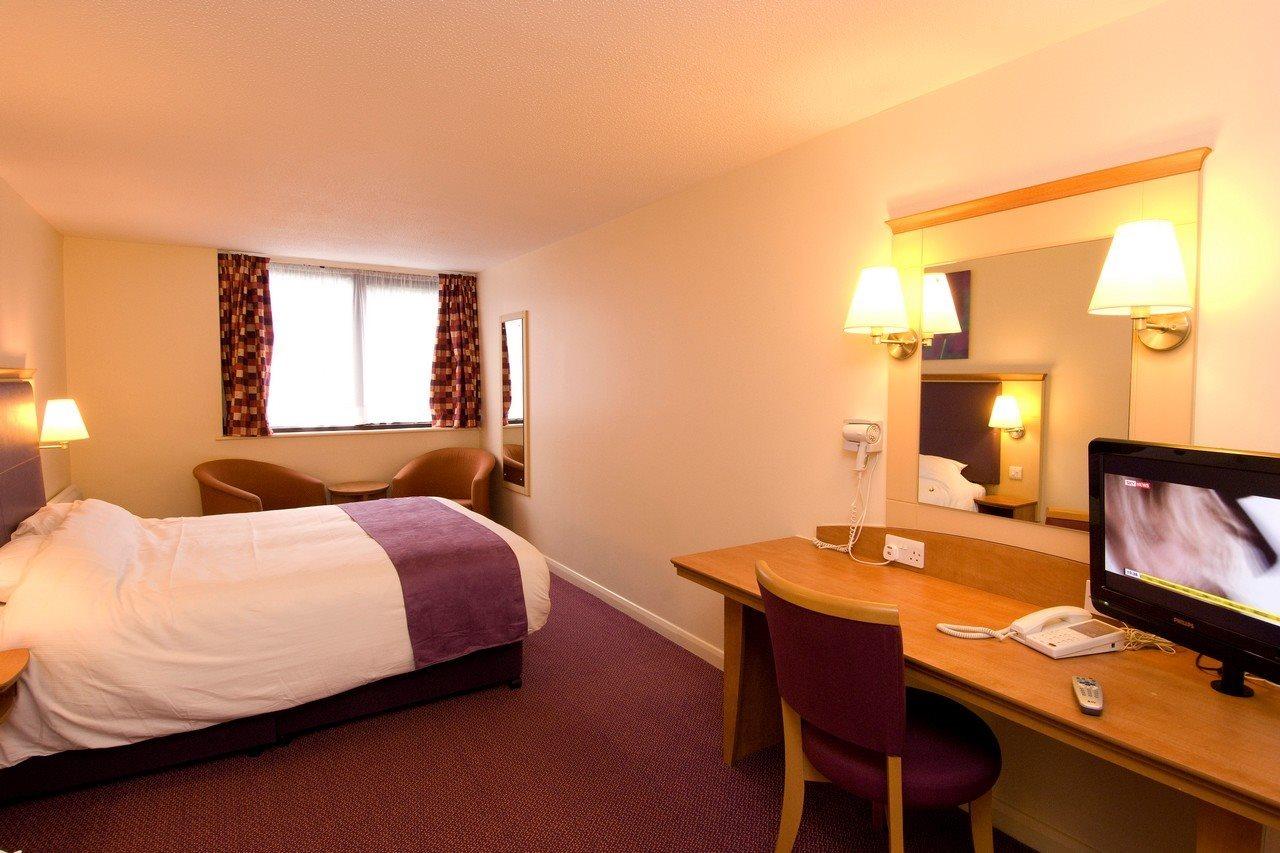Premier Inn Cardiff Roath Exterior foto
