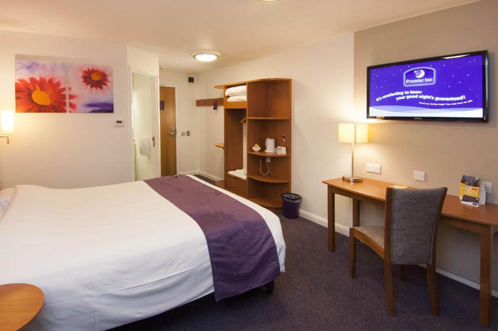 Premier Inn Cardiff Roath Exterior foto